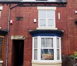 Fantastic 4 bed property. Recently refurbished, modern house - Photo 3