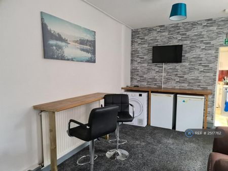 1 bedroom in a house share to rent - Photo 2