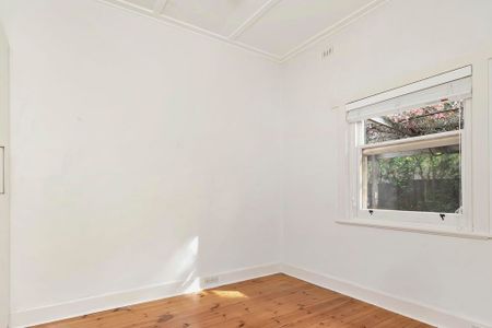 18 Euston Avenue, Highgate. - Photo 4