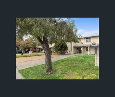 Comfortable living on a quiet street! - Photo 3