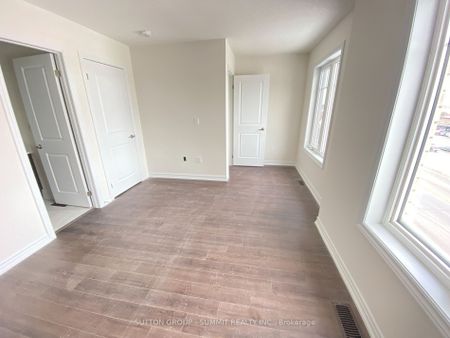 Townhouse For Lease | W8130100 - Photo 4