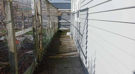 Charming 3BR Family Haven in Awapuni - Photo 2