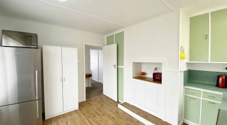 ISLINGTON - 2 BEDROOMS + STUDIO, 1.5 BATHROOMS, HEATPUMP, SINGLE GARAGE - Photo 2