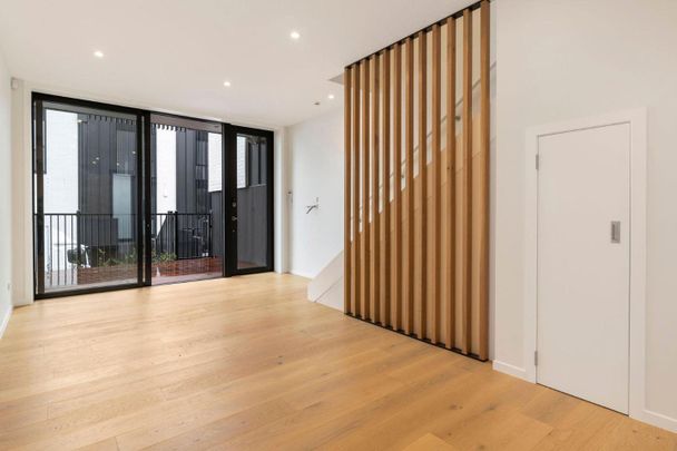 Well presented architecturally designed townhouse - Photo 1