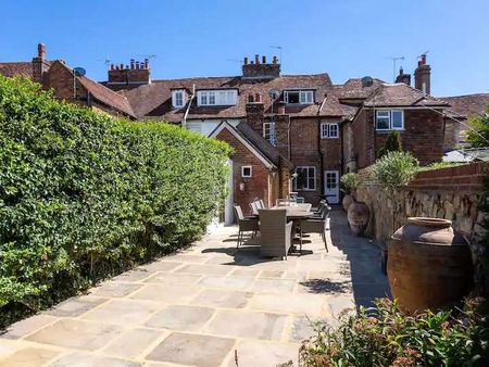 An impressive Grade II listed home in the heart of Westerham, overlooking The Green - Photo 4