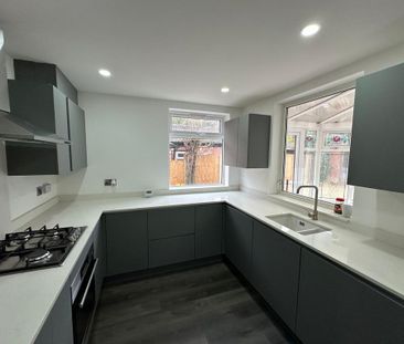 4 bedroom detached house to rent - Photo 2