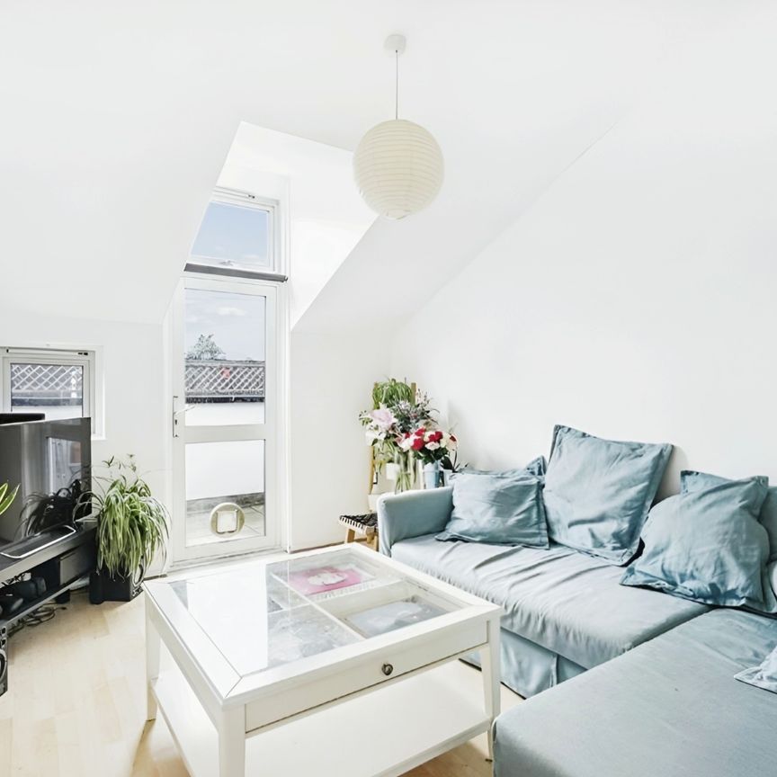 Bright, Spacious & Comfortable Pet Friendly 1 Bedroom Maisonette in Great Zone 2 Location with Large Private Terrace - Photo 1