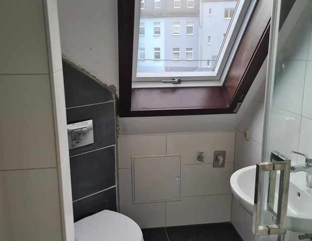 Kleine 3 Raum im Dachgeschoss mit grossem Balkon - Photo 1