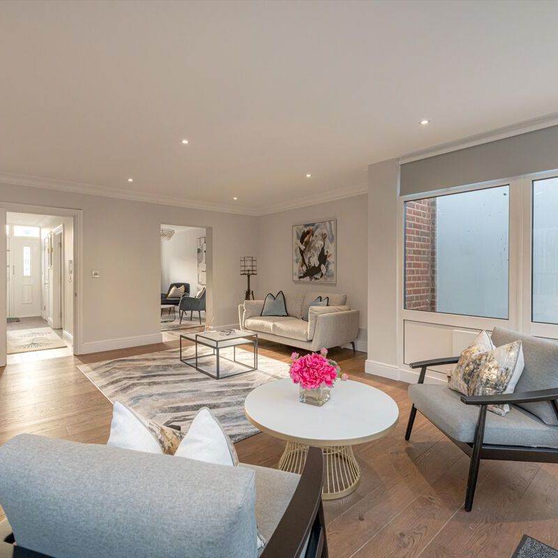 A beautifully presented townhouse in the heart of Swiss Cottage. - Photo 1