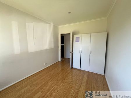 Beautifully Presented Home in a Quiet Court Location - Photo 4