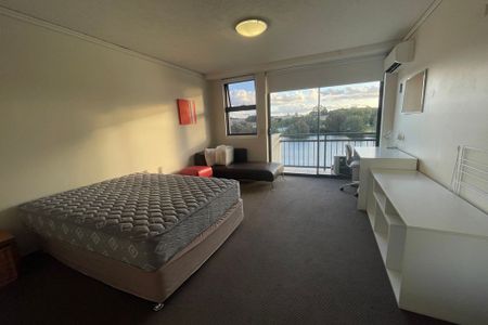 Fully furnished studio apartment – student accommodation only. - Photo 3