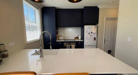 Sunny, Spacious & Super Handy - Photo 5