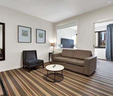 City convenience with space, light and lifestyle - Photo 2