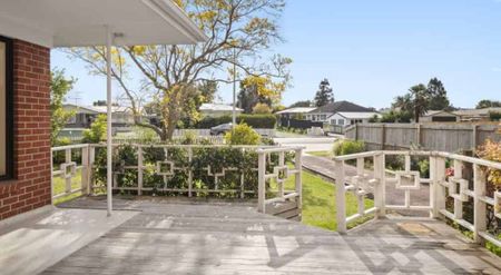 LARGE FAMILY HOUSE WALK TO SANDSPIT SCHOOL - Photo 5