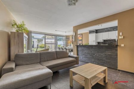 Gelijkvloers appartement met 2 slaapkamers, tuin & garage. - Photo 2