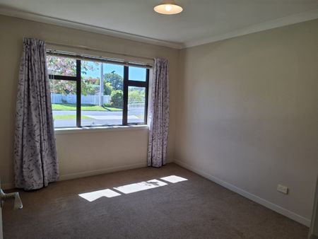 Discover comfort and convenience in this four-bedroom, two-bathroom home located on Bryce Street - just a short stroll from Cambridge’s town centre. - Photo 2