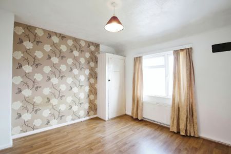 3 bed semi-detached house to rent in Selan Gardens, Hayes, UB4 - Photo 2