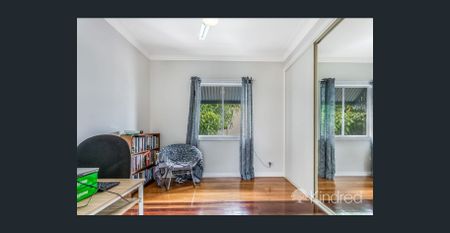 Stunning Family Home with Inground Swimming Pool & Waterfront Lifestyle - 400 Meters To The Water - Photo 5