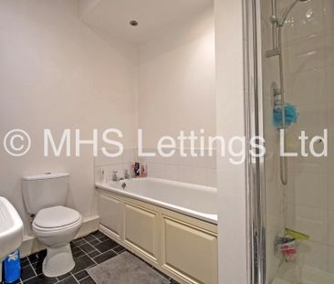 4 Bedroom Mid Terraced House for rent in Manor Drive - Photo 1