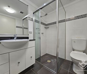NEWLY RENOVATED 2 BEDROOM 2 BATHROOM APARTMENT - Photo 4