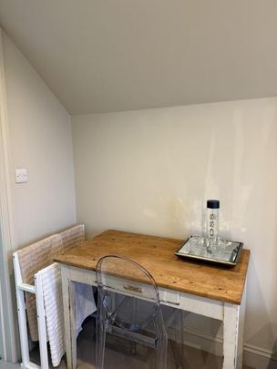 Quiet, private room in south west London, good transport connections, ideal for light traveller - Photo 1