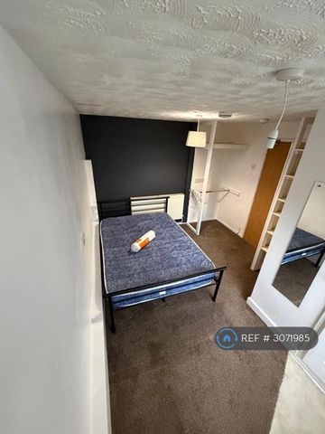 1 bedroom in a house share to rent - Photo 3