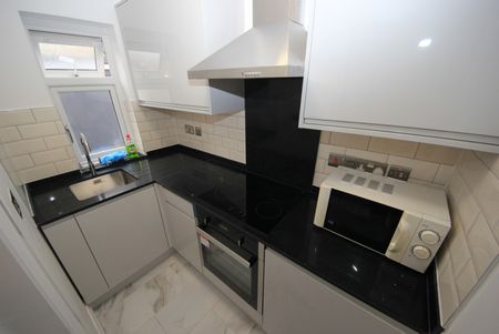 Holly Grove, Kingsbury, NW9 - Photo 2