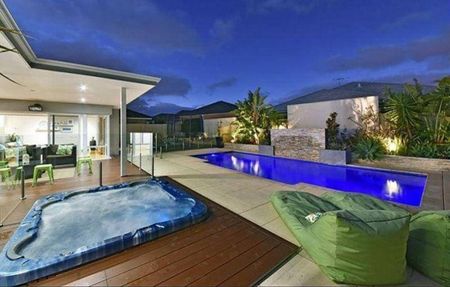 LUXURY FAMILY HOME 5 x 3 + STUDY (6th Bedroom) + SWIMMING POOL + SPA + Theatre + Decked Outdoor Entertainment Area. - Photo 3