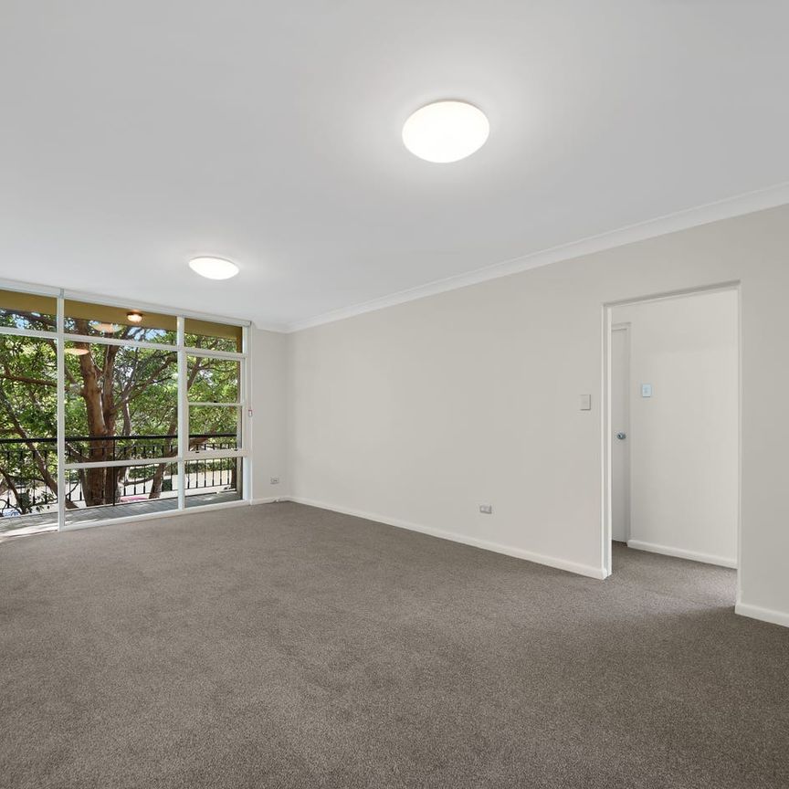 Light Filled 2 Bedroom Apartment in Central Location - Photo 1