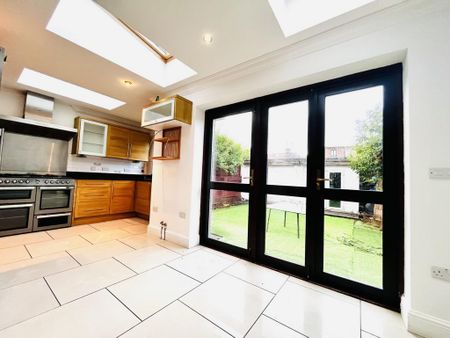 5 bedroom semi-detached house to rent - Photo 2