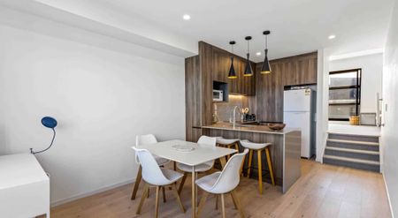Spacious Townhouse - Photo 3