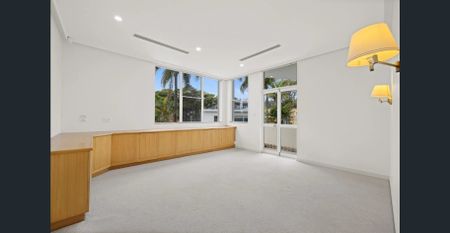 Spacious Five-Bedroom Home with Double Garage, Self Contained Flat & Stunning Harbour Views - Photo 3
