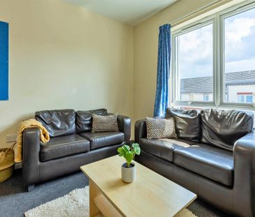 1 bedroom in a flat share to rent - Photo 2