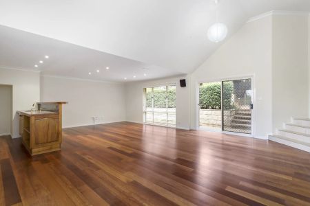 Stunning Manor in Quiet Cul-de-sac - Photo 4