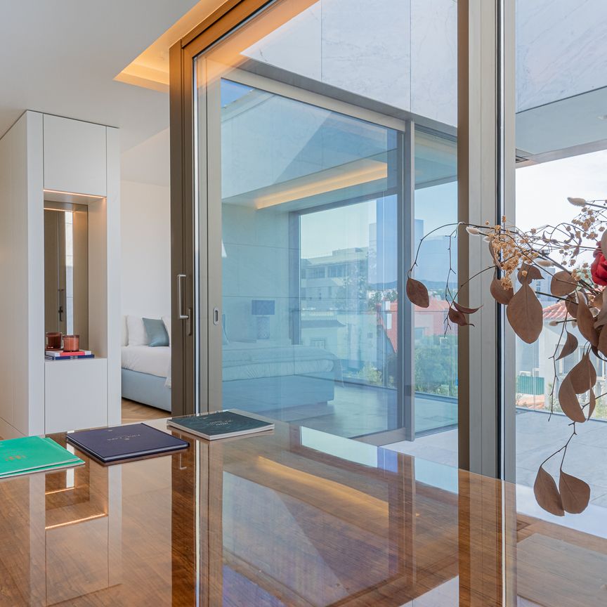 Deslumbrante e moderna moradia em banda, no centro de Cascais, com vista para o jardim e piscina privativa. - Photo 1