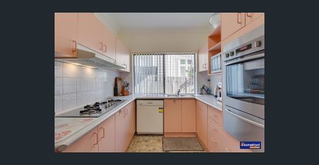 Spacious Two Bedroom Garden Flat - Photo 3