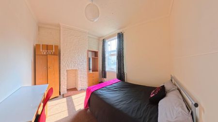 4 bedroom flat to rent - Photo 3