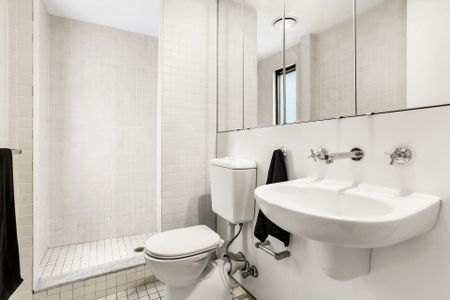 Stylish One Bedroom Apartment in Super Convenient Location - Photo 4