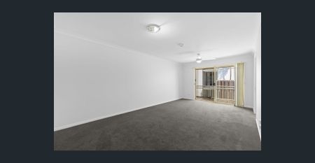 Coastal Convenience on Your Doorstep — 200m to the Broadwater! - Photo 3