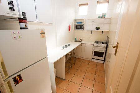 STUDIO APARTMENT OPPOSITE THE ST KILDA MARINA. - Photo 3