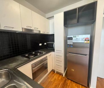 Furnished Double-Storey 2-Bedroom Apartment with Study – CBD Living! - Photo 4