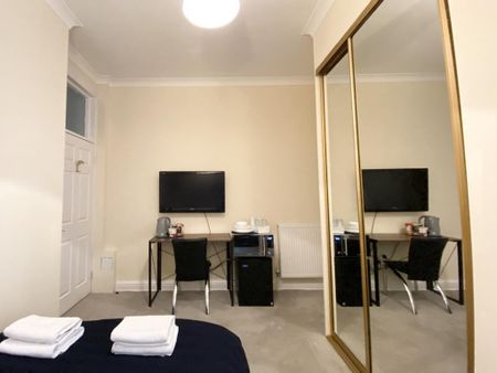 1 bedroom in a flat share to rent - Photo 3