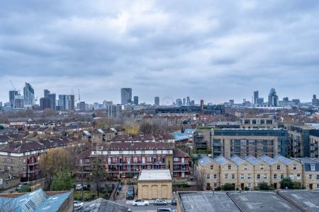 2 bedroom flat in London - Photo 3