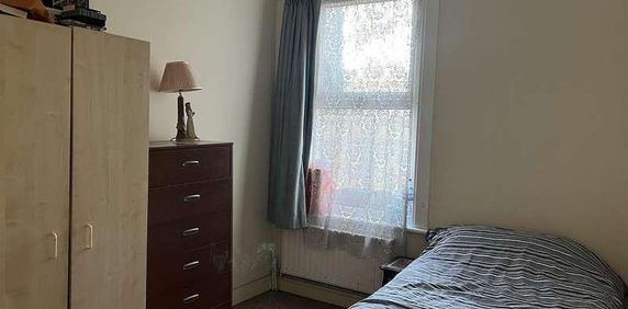 Albert Road, London, E18 - Photo 2