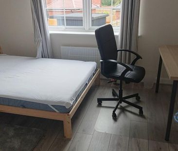 4 bedroom semi-detached house to rent - Photo 3