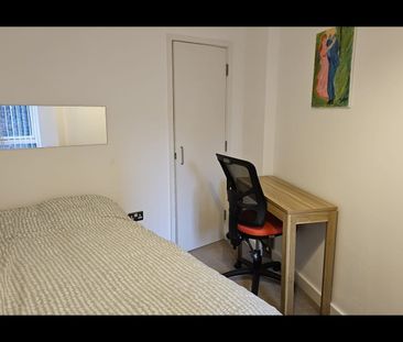 2 Bed Flat, St Pancras Way, NW1 - Photo 1