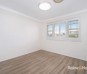 Renovated Five-Bedroom Townhouse in the heart of Marsfield - Photo 4