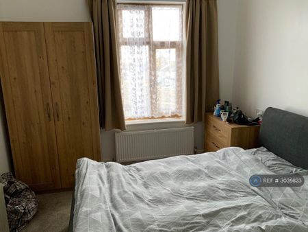 3 bedroom flat to rent - Photo 5