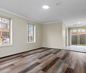 Immaculate 3 bedroom townhouse - Photo 2