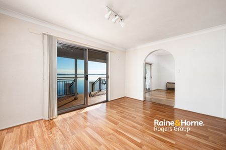 Absolute Waterfront Cottage - Lakeside Living at Its Best! - Photo 2